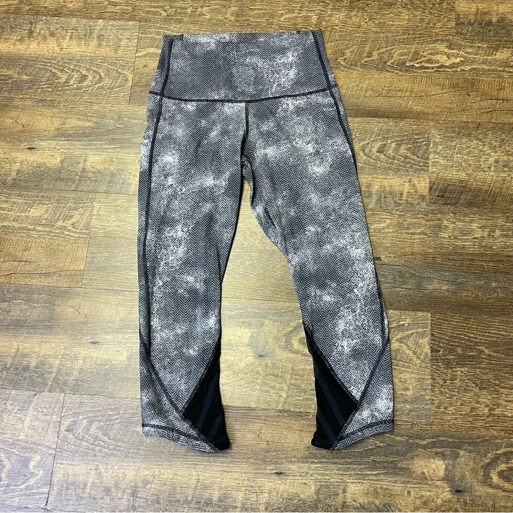 Lululemon Essential Rhythm Crop Full-On Luxtreme Leggings White Black Womens 6